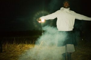 Read more about the article Blood Orange returns with new single ‘The Field’ (Feat. The Durutti Column, Tariq Al-Sabir, Caroline Polachek, & Daniel Caesar)