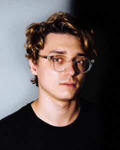 Read more about the article Elliot Moss celebrates 10 years of ‘Highspeeds’ with new single ‘Bad Neighbors’