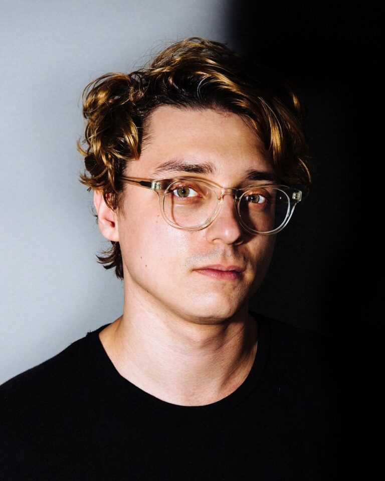 Read more about the article Elliot Moss celebrates 10 years of ‘Highspeeds’ with new single ‘Bad Neighbors’