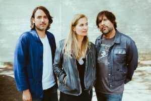 Read more about the article Ivy share tender new single ‘Fragile People’