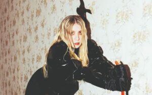 Read more about the article Austra brings magic and mystery on ‘Siren Song’