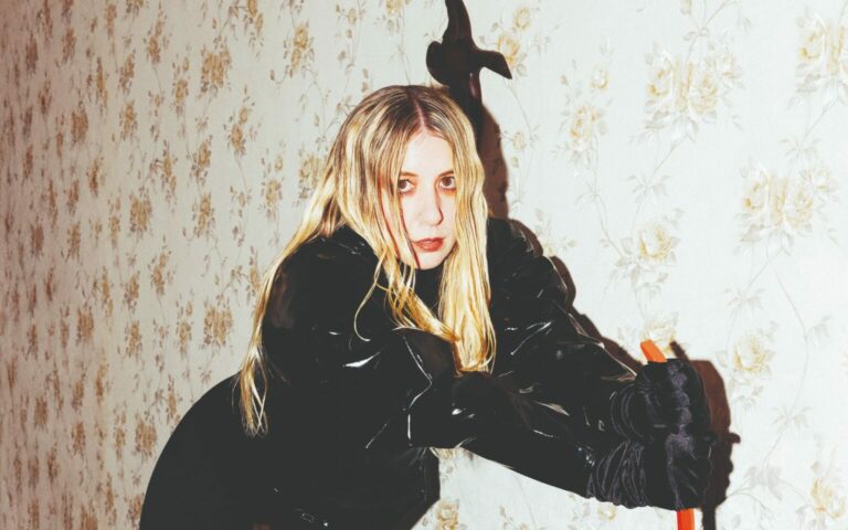 Read more about the article Austra brings magic and mystery on ‘Siren Song’
