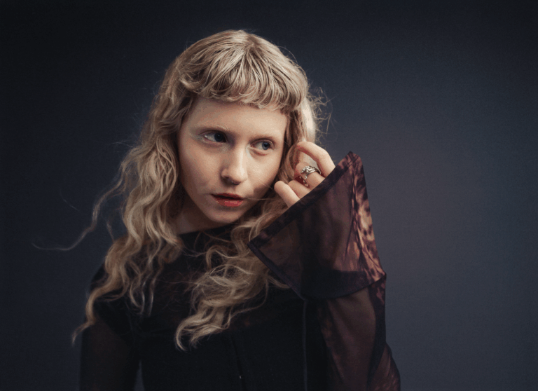 Read more about the article Moyka returns with radiant new single ‘Fluorescent’