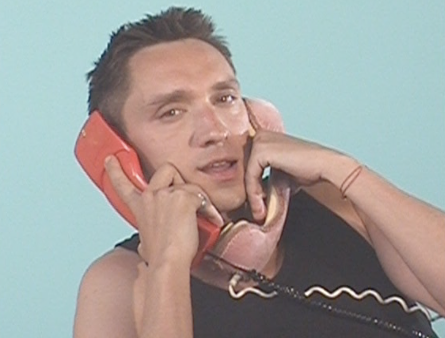 You are currently viewing Oliver Sim unveils new single ‘Telephone Games’