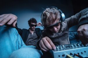 Read more about the article viko & penglord dive into nostalgia on ‘Aquarium’