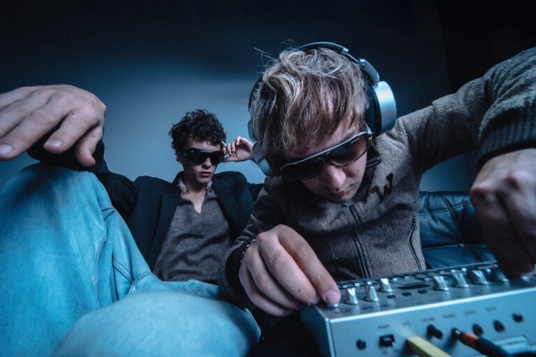 Read more about the article viko & penglord dive into nostalgia on ‘Aquarium’