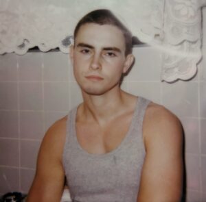 Read more about the article Elliot delivers new single ‘hot but depressive’