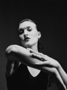 Read more about the article Molly Mogul shares bilingual new single ‘Run’