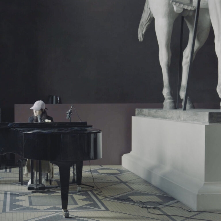 Read more about the article Hannah Schneider shares heavenly new single ‘In This Room’