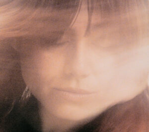 Read more about the article Molina returns with hypnotic new single ‘Golden Brown Sugar’