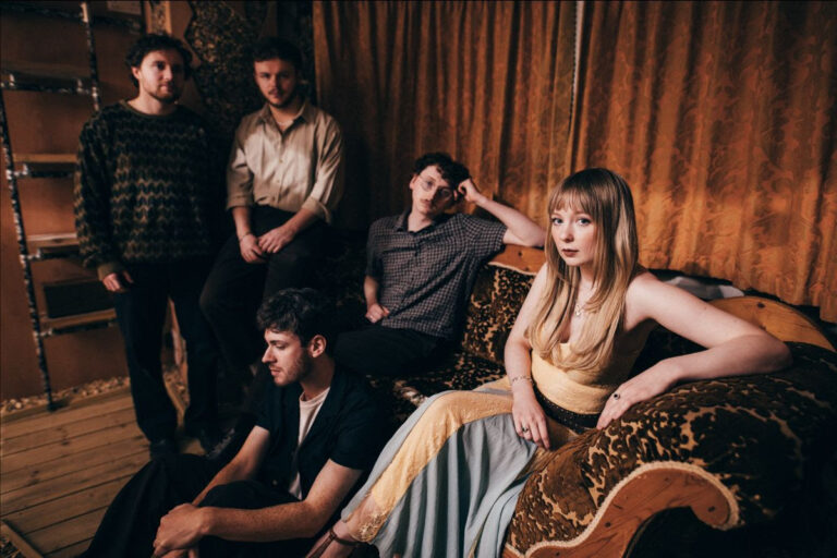 Read more about the article Night Swimming share dreamy new single ‘Poison Berry’